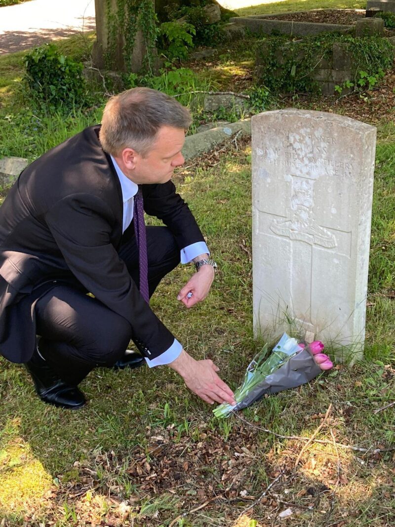 Nick Thomas-Symonds paying tribute to Commonwealth veterans in Panteg Cemetery