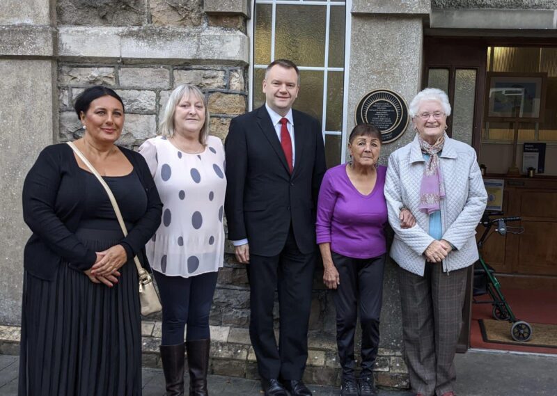 •	Nick Thomas-Symonds with (L-R) Clare Johnson, Cllr Lynda Clarkson, Ann Johnson, Maureen Tuckwell 